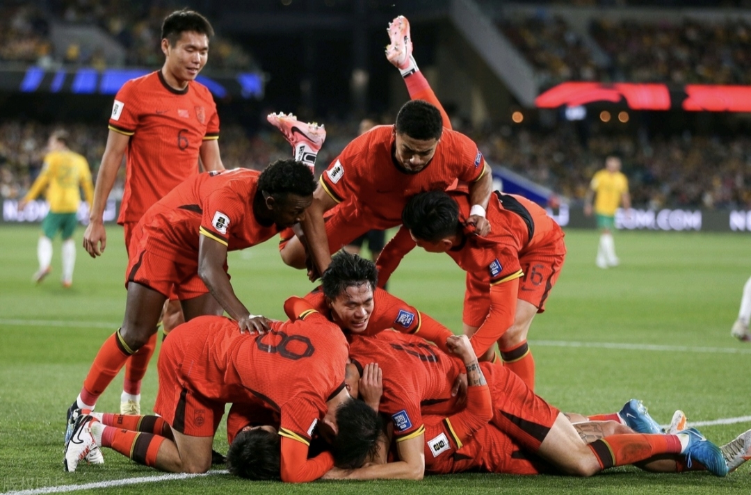 足球场上比拼激烈,谁将捧起奖杯?的简单介绍 足球场上比拼激烈,谁将捧起奖杯?的简单介绍