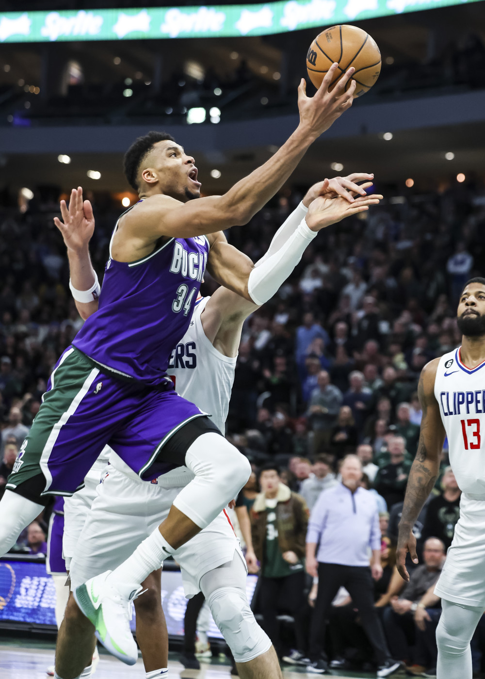 包含队员实力闪耀争抢篮板，关键时刻大秀绝技的词条